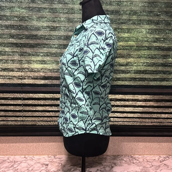 Cat & Jack Boys Green w Blue Shark Print SS Button Front Cotton Shirt Med 8/10 - Picture 2 of 8